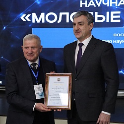 Поздравляем Колосова Виктора Павловича с присуждением Почетного звания «Заслуженный работник науки Амурской области»!