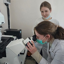 В научных лабораториях ДНЦ ФПД прошла экскурсия для студентов четверокурсников Амурской государственной медицинской академии